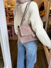 Lade das Bild in den Galerie-Viewer, Tasche Wildleder
