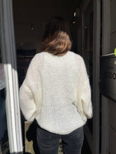 Lade das Bild in den Galerie-Viewer, Strickjacke 2.0 Wollweiß
