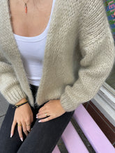 Lade das Bild in den Galerie-Viewer, Strickjacke 2.0 beige
