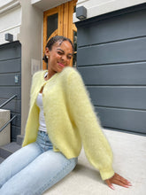 Lade das Bild in den Galerie-Viewer, Mohair Strickjacke gelb
