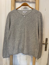 Lade das Bild in den Galerie-Viewer, Strickjacke hellgrau
