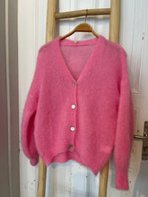 Lade das Bild in den Galerie-Viewer, Mohair Strickjacke pink
