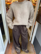 Lade das Bild in den Galerie-Viewer, Mohair Strickpullover dunkel beige / taupe
