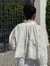 Lade das Bild in den Galerie-Viewer, Spitzenbluse

