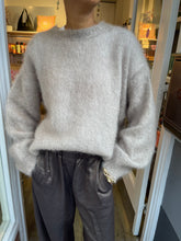 Lade das Bild in den Galerie-Viewer, Mohair Strickpullover dunkel beige / taupe
