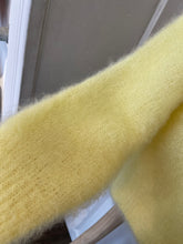 Lade das Bild in den Galerie-Viewer, Mohair Strickjacke gelb

