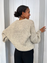 Lade das Bild in den Galerie-Viewer, Pullover beige
