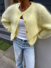 Lade das Bild in den Galerie-Viewer, Mohair Strickjacke gelb
