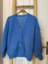 Lade das Bild in den Galerie-Viewer, Mohair Strickjacke blau
